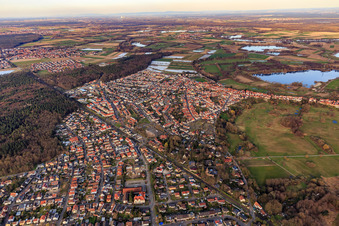 Bahnlinie durchschneidet die Stadt in Jockgrim im Bundesland Rheinland-Pfalz, Deutschland