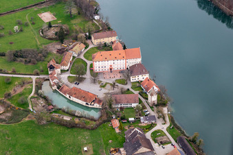 Luftbild von Schloss Beuggen Kirche St. Michael in Rheinfelden im Bundesland Baden-Württemberg, Deutschland