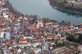 Kirchengebäude und Münster St. Fridolin im Altstadt- Zentrum der Innenstadt von Bad Säckingen. Die historische Holzbrücke über den Rhein verbindet Deutschland mit der Schweiz und dem Novartis Areal in Stein. Im Rhein die unbewohnte Rheininsel Fridolinsinsel im Bundesland Baden-Württemberg