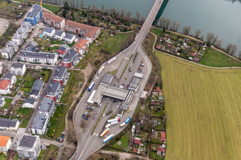Grenzübergang - Zollanlage zum Grenzübertritt über den Rhein via Fridolinsbrücke nach Stein in der Schweiz in Bad Säckingen im Bundesland Baden-Württemberg, Deutschland