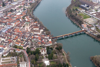 Schloss Schönau und Holzbrücke über den Rhein nach Stein(CH) in Bad Säckingen im Bundesland Baden-Württemberg, Deutschland