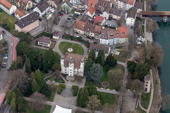 Gebäudekomplex im Schloßpark von Schloß Schönau mit Diebsturm und Orangerie in Bad Säckingen im Bundesland Baden-Württemberg, Deutschland
