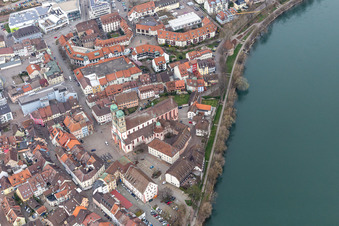 Luftbild von Kirchengebäude und Münster St. Fridolin im Altstadt- Zentrum der Innenstadt von Bad Säckingen. Die historische Holzbrücke über den Rhein verbindet Deutschland mit der Schweiz und dem Novartis Areal in Stein. Im Rhein die unbewohnte Rheininsel Fridolinsinsel im Bundesland Baden-Württemberg
