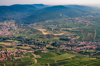 B10 zwischen Birkweiler und Siebeldingen im Bundesland Rheinland-Pfalz, Deutschland