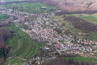 Luftbild von Inzlinger Wasserschloss und Ortsansicht der Straßen und Häuser in Inzlingen im Ortsteil Oberinzlingen im Bundesland Baden-Württemberg, Deutschland