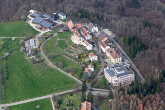 Luftbild von Gebäude des Chrischona-Campus und Diakonissen Mutterhaus in Bettingen im Kanton Basel im Bundesland Basel-Stadt, Schweiz