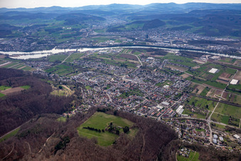 Ortschaft an den Fluss- Uferbereichen des Hochrhein in Wyhlen in Grenzach-Wyhlen im Bundesland Baden-Württemberg, Deutschland