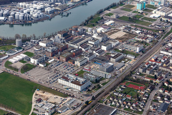 Firmengelände der Roche Pharma mit Hallen, Firmengebäuden und Produktionsstätten in Grenzach-Wyhlen im Bundesland Baden-Württemberg, Deutschland