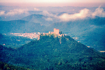 Burg Trifels von Westen im Ortsteil Bindersbach in Annweiler am Trifels im Bundesland Rheinland-Pfalz, Deutschland