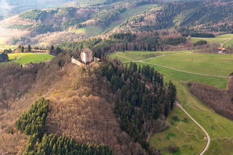 Ruine und Mauerreste der ehemaligen Burganlage und Feste Burg Hohengeroldseck auf dem Schloßberg in Seelbach im Bundesland Baden-Württemberg, Deutschland