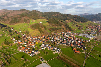 Wald- Gebiete und Forstflächen umsäumen das Siedlungsgebiet des Dorfes in Bollenbach in Haslach im Kinzigtal im Bundesland Baden-Württemberg, Deutschland