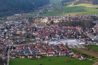 Ortsansicht der Straßen und Häuser der Wohngebiete in Zell am Harmersbach im Bundesland Baden-Württemberg, Deutschland