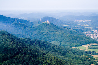 Schrägluftbild von Burg Trifels in Annweiler am Trifels im Bundesland Rheinland-Pfalz, Deutschland