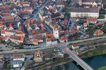 Luftbild von Turm- Bauwerk Kinzigtorturm Rest der ehemaligen, historischen Stadtmauer in Gengenbach im Ortsteil Einach im Bundesland Baden-Württemberg, Deutschland