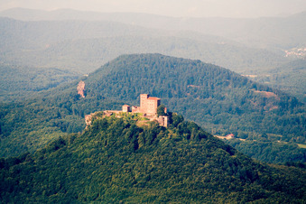 Trifels von Westen im Ortsteil Bindersbach in Annweiler am Trifels im Bundesland Rheinland-Pfalz, Deutschland