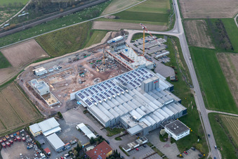 Neubau- Baustelle zur Erweiterung der Gebäude und Produktionshallen auf dem Werksgelände der WTO GmbH in Ohlsbach im Ortsteil Ebersweier im Bundesland Baden-Württemberg, Deutschland