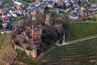 Schrägluftbild von Gebäude der Jugendherberge Schloss Ortenberg in Ortenberg im Ortsteil Bühlweg im Bundesland Baden-Württemberg, Deutschland