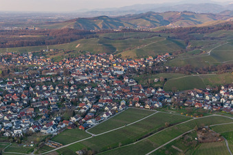 Ortsansicht der Straßen und Häuser der Wohngebiete in Zell-Weierbach in Offenburg im Bundesland Baden-Württemberg, Deutschland