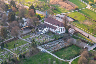 Grabreihen auf dem Gelände des Friedhofes der Weingartenkirche in Offenburg im Ortsteil Zell im Bundesland Baden-Württemberg, Deutschland