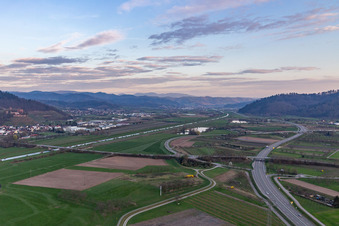 Uferbereiche am Flußverlauf der Kinzig in Ohlsbach im Bundesland Baden-Württemberg, Deutschland
