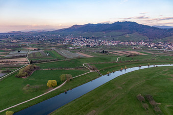 Ortschaft an den Fluss- Uferbereichen in Ortenberg im Ortsteil Bühlweg im Bundesland Baden-Württemberg, Deutschland