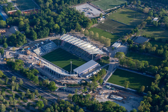 Luftaufnahme von Erweiterungs- und Umbau- Baustelle am Sportstätten-Gelände des Stadion "Wildparkstadion" des KSC in Karlsruhe im Ortsteil Innenstadt-Ost im Bundesland Baden-Württemberg, Deutschland
