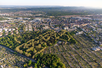 Kleingartenverein Hagsfelder Allee eV und Hauptfriedhof im Ortsteil Oststadt in Karlsruhe im Bundesland Baden-Württemberg, Deutschland
