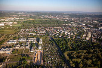 Emmy-Noether-Straße mit Technologiepark Karlsruhe und Kleingartenverein Hirtenweg e.V im Ortsteil Rintheim im Bundesland Baden-Württemberg, Deutschland