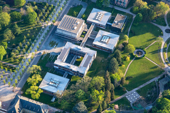 Gerichts- Gebäudekomplex des " Bundesverfassungsgericht " am Schloßbezirk in Karlsruhe im Ortsteil Innenstadt-West im Bundesland Baden-Württemberg, Deutschland