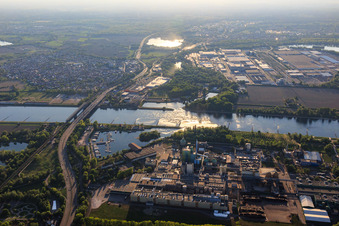 Renovierte Rheinbrücke nach Wörth und Jachthafen des Motorbootclub Karlsruhe e.V im Ortsteil Knielingen im Bundesland Baden-Württemberg, Deutschland