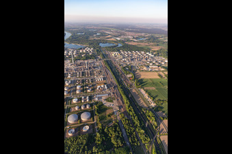 Güterbahngleise der MIRO Mineralölraffinerie Oberrhein im Ortsteil Knielingen in Karlsruhe im Bundesland Baden-Württemberg, Deutschland