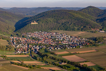 Luftaufnahme von Burg Landeck in Klingenmünster im Bundesland Rheinland-Pfalz, Deutschland