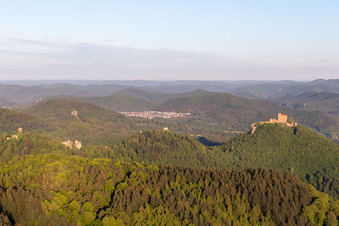 Burgen Trifels, Anebos und Scharfenberg im Ortsteil Bindersbach in Annweiler am Trifels im Bundesland Rheinland-Pfalz, Deutschland
