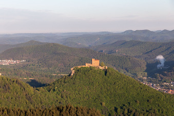 Luftbild von Burgen Trifels, Anebos und Scharfenberg im Ortsteil Bindersbach in Annweiler am Trifels im Bundesland Rheinland-Pfalz, Deutschland