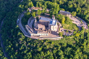 Luftbild von Burganlage des " Hambacher Schloss " in Neustadt an der Weinstraße im Ortsteil Diedesfeld im Bundesland Rheinland-Pfalz, Deutschland