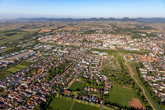Stadtgebiet mit Außenbezirken und Innenstadtbereich in Landau in der Pfalz im Ortsteil Queichheim im Bundesland Rheinland-Pfalz, Deutschland