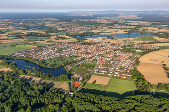 Dorf - Ansicht am Rande von landwirtschaftlichen Feldern und Nutzflächen in Leimersheim im Bundesland Rheinland-Pfalz, Deutschland