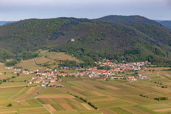 Zu Füßen der St. Anna Kapelle in Burrweiler im Bundesland Rheinland-Pfalz, Deutschland