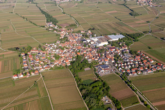 Ortsansicht der Straßen und Häuser der Wohngebiete in Böchingen im Bundesland Rheinland-Pfalz, Deutschland