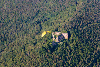 Burgruine Neuscharfeneck in Flemlingen im Bundesland Rheinland-Pfalz, Deutschland aus der Drohnenperspektive