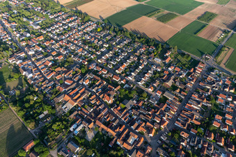 Ortsansicht aus Osten im Ortsteil Niederhochstadt in Hochstadt im Bundesland Rheinland-Pfalz, Deutschland