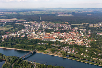 Luftbild von Stadtansicht am Ufer des Flußverlaufes des Rhein in Germersheim im Bundesland Rheinland-Pfalz, Deutschland