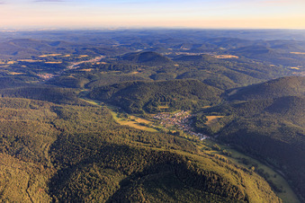 Dorfansicht im Wieslautertal aus Südosten in Bobenthal im Bundesland Rheinland-Pfalz, Deutschland