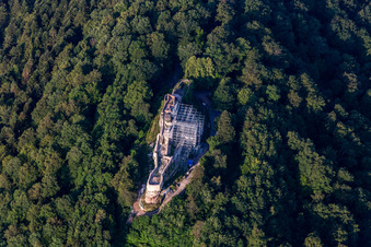 Ruine und Mauerreste der Ruine Wegelnburg in Schönau (Pfalz) in Rheinland-Pfalz, Deutschland