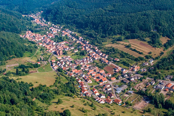 Dorf im Tal von Südwesten in Eußerthal im Bundesland Rheinland-Pfalz, Deutschland