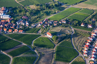 St. Dionysius Kapelle im Ortsteil Gleiszellen in Gleiszellen-Gleishorbach im Bundesland Rheinland-Pfalz, Deutschland aus der Luft
