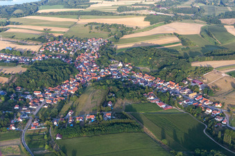 Drohnenbild von Neewiller-près-Lauterbourg im Bundesland Bas-Rhin, Frankreich