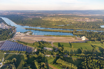 Luftbild von Kaianlagen und Schiffs- Anlegestellen mit Verlade- Terminals am neuen Binnenhafen des Rhein in Lauterbourg in Grand Est im Bundesland Bas-Rhin, Frankreich
