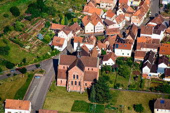 Kirchengebäude der der Klosterkirche Eußertal im Dorfkern in Eußerthal im Bundesland Rheinland-Pfalz, Deutschland