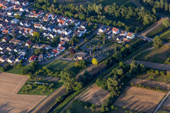 Friedhof in Neuburg am Rhein im Bundesland Rheinland-Pfalz, Deutschland